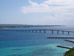 ここに来るときに渡って来た、来間大橋の周りの海もめっちゃ幻想的なブルーです!