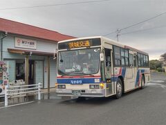 阿字ヶ浦駅ではひたちなか海浜公園へ向かう臨時バスが待っていました。さすがに天気の悪い日の15時ですから流石に公園に行く人は少ないですね。