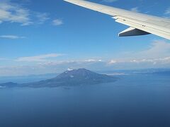 宮崎空港上空を通過して都城から霧島へ抜けて桜島を見ながら鹿児島空港へ向けて着陸態勢に入ります。

東京は雨でしたが鹿児島はいい天気の様です。
恒例の着陸風景の動画はこちら
https://youtu.be/MdLzZn3TO14

鹿児島空港RWY34に8:29にタッチダウン。ターミナル到着は8:32でした。

