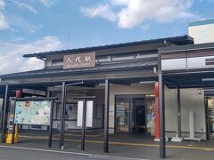 隣接するJR九州の駅舎へ移動してICカードをタッチして入場します。