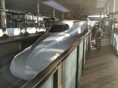 熊本駅から16:35発の新大阪行「みずほ608号」に乗車します。

みずほなら熊本の次は博多となります。