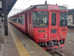 「あそボーイ」が回送で発車すると入れ替わるように「あそ4号」になるキハ185系が到着します。

2両編成のワンマン運転と言うのはやっぱり寂しいものがあります。

博多行ですが、同じよな時間に出る「ソニック」に乗れば、距離的には遠回りになりますが、振り子電車特急だけあって1時間早く博多に着くことが出来ますから、「ゆふ」はガラガラで別府を発車しました。