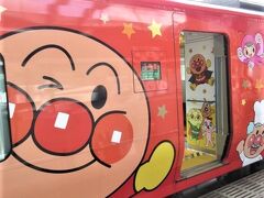 1号車にアンパンマンシート普通車指定席24席限定
琴平⇒高知は4520円。

チケットの購入はＪＴＢ店舗でしました。座席とかよくわからないので。
発売日に店舗に行く、トロッコと列車の為に2日続けてＪＴＢへ通いました。