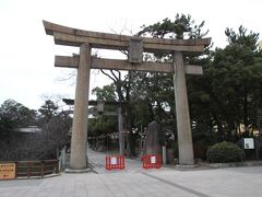 城内に鎮座するこの神社は１６１７年に当時の小倉藩主細川忠興が建立した八坂神社です。小倉の祇園祭も京都と並び有名ですが、その祇園祭はこの八坂神社の例大祭なんですよね。古くから小倉市民とつながりの深い神社です。