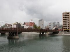 小倉城を出て少し北へと歩いていくと木製らしき橋がありました。紫川にかかるこの橋は江戸時代に小倉と長崎を結んだ長崎街道の橋で、小倉は他の街道の起点でもあったそうです。
現在この橋は復元されていて歩行者用の橋になっていました。
