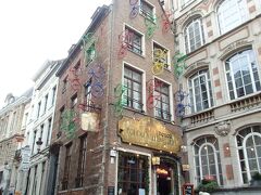 坂道の右手にある目を惹く建物はPoechenellekelderというパブ