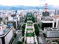 さっぽろテレビ塔からの大通公園と街です。
加えて、札幌五輪で「日の丸飛行隊」が活躍した大倉山ほかが見える、素晴らしい眺望です。
