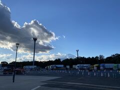 風が強い日の富士山と雲