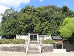 天武天皇、持統天皇陵。
中学校の教科書にも出てくる天皇の陵墓です。
天武天皇は壬申の乱で大友皇子を倒して天皇になり、強大な権力を持った天皇です。
持統天皇は奥さんで、その後天武天皇のあと、天皇になりました。
おそらく日本の歴史上もっとも権力を持った女性でしょう。