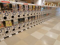 成田空港に到着
人が少なくてビックリ(@_@)
お店も全然やってない

ここテレビでよく見るガチャガチャが並んでるところですね
外国人が最後に小銭を使う為にガチャガチャするとかしないとか
整然と並んでる！