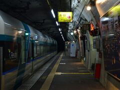 湯西川温泉駅はトンネル内駅で、地上に出るのに階段を上がります。
葛老山トンネルの会津高原寄りにあります。