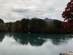 バスは西吾妻スカイバレーという細い山道を白布峠まで登って行きます。

秋元湖、小野川湖、檜原湖と大きな三つの湖がありますが、檜原湖はとても大きな湖です。