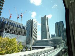 定刻に横浜駅を発車。
大阪あべのハルカスが建つまで、日本一の高層ビルだった横浜ランドマークタワー(地上70階建・高さ296.33m)が見えます。
