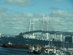 横浜ベイブリッジが見えてきました。
全長860m(中央支間長460m)の斜張橋で、平成元年9月27日に開通しました。
バスは首都高速道路湾岸線を走ります。