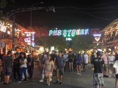 午後8時過ぎ、パブストリーまで歩いてみた。