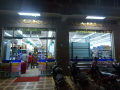 シヴォタ通りのアンコールマート。
国道6号線にも同じ名前の店がある。