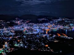 稲佐山展望台に到着しました、三大夜景としても有名な長崎の夜景です。

やはり海沿いの街の夜景は映えます、予想以上の景色です。

荷物を最小限にしたくて薄手の上着しか用意していなかったので、正直寒かったのですがちょっと我慢をしてでも行く価値があったと思います。