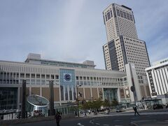 ●JR札幌駅

地下鉄の札幌駅で下車し、地上に上がって来ました。
立派なJR札幌駅、南口になります。
高層の建物は、JRタワーです。