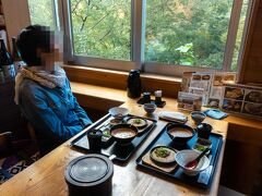 ランチは自然薯（山芋）の名店『山薬』で。
宮ノ下駅の近くの渓谷の、道路に面した屋上の駐車場から階段を降りたところにあって、窓からの景色を楽しみながらお食事できます。私たちは3回目くらい、前回は７月に来たばかりです。
ちょうどお昼の混んでいる時間で今回はけっこう待ちました。案内されたのは窓際ですが、一番手前の席で眺めは木々に遮られ気味なものの十分いい席でした。