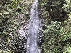 払沢の滝は日本の滝100選に選ばれた滝で、中々立派です。春に関東の滝を紹介した番組にも出てました。そういえばあの郵便局も映っていたな。