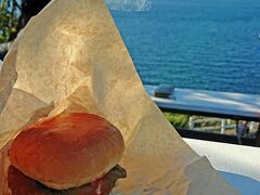 海を眺めながら、淡路島バーガーのランチ。
分厚い玉ねぎフライとビーフのトマトソースでうま！