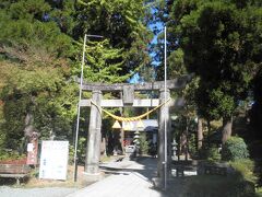 水源の奥には白川吉見神社があります。
