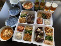 ホールフーズに買い物に行ったけどいい野菜や果物がありません。以前にもホールフーズに行って買える物ないなぁ～と感じる事はありました。ハワイの人は皆仕事を持ってるので高い食材を買って作る時間もないのでプレート（買い食い）と聞きますが今回私もテイクアウトしてかなり実感しました。
ちなみにアラモアナS.Cにあるフードランドの方が野菜はマシな様に思います。
パンとサーモン、ヨーグルト、卵1パック、ビールだけ買いました。＄53.88
だからお支払いは少し。いつもならスーパーにかなり使います。
初日は作るのも面倒でよく選ぶソラボルのテイクアウト
ここは以前からテイクアウト出来ます。
焼肉ランチプレート2つとスンドゥブ1つ、スンドゥブ１つとはいえ、2人前はあるよネ。
スンドゥブにご飯が付いてくるので焼き肉のご飯は無しでおかずにしてとお願いしたらこんなボリュームに。　＄63