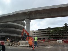 トランクを受け取り以前よりぐるっと回らされて出口にたどり着くのですが、そこで陰性証明を再度見せて終わりでした。
簡単でとても楽　

ハーツで車を借りて外に出たら空港周辺の工事が進んでいました。
リターンの場所は新しくなっていて立派な駐車場が整備されていました。