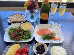 サーモン付け合わせのクリームチーズを買い忘れてたのでドンキーで買う事にしました。
今回はプレーンだからどこのスーパーでもいいけど、フィラデルフィアのパイナップル入りとかは昔から好きだったけどドンキーでしか見かけないです。
以前より雑貨で溢れドンキー独特の陳列方法が入口からハワイでも展開
正直私は苦手
ドンキーは日本の物が買えるので人気なようでレジも大行列でした。