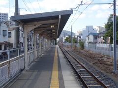 JR和田岬駅（元来、三菱重工業神戸造船所への専用線で、今は朝晩の通勤者向けで昼間の運転はありません。）