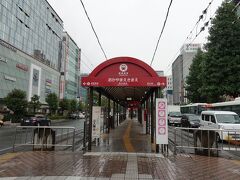 路面電車の岡山駅前停留場に着きました。
今回の旅の目的の一つが路面電車に乗ることです。
なぜだか私は路面電車に乗ると気分が上がります。
今回乗車できて嬉しいです。