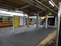 拝島駅。
この駅では時間調整で長いこと停まることも多いけど、この電車はすぐに発車した。