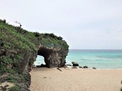 砂山ビーチ

02月10日（日）　　

白い砂浜と青い海、沖へ行けば行くほど
深いブルーになる美しいグラデーション等
自然の美しさを大満喫できる絶景ビーチ！！

左側には波の浸食で天然アーチ状になった
琉球石灰岩の洞窟がいい雰囲気～～♪♪

