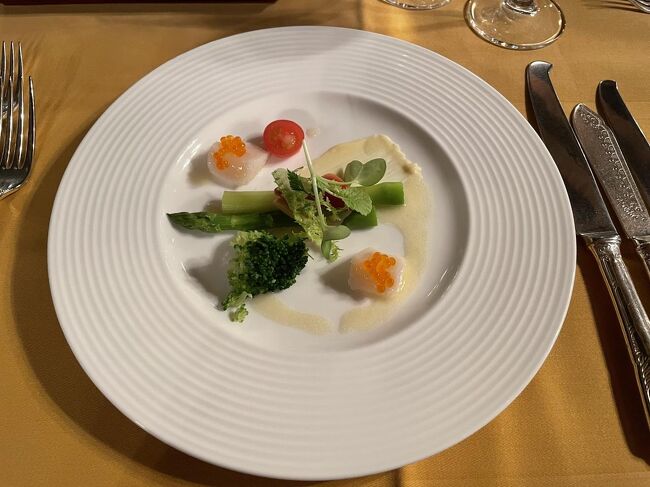 スタートはアスパラ・帆立・北寄貝のポッシェ。