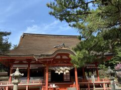 日御碕神社。
なかなか奥深い所にあるのね、、、。
もっと開けたところかと思ってた。