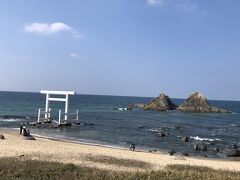 桜井二見ケ浦　海の中に夫婦岩がある