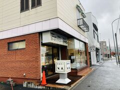 次の日の仕事は無事午前中で終え(お客さんは来ませんでした。)おみやげを買って帰ります。
欧風菓子末武さん。