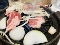 さあ、お客さんと夜の街に繰り出しました。
まずは腹ごしらえ。金剛焼肉さんでジンギスカン！