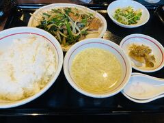 仕事もすぐに始まりあっという間にお昼。
みんなで大好きなシェイシェイさんに。
麻婆豆腐がうまい！とみんなに言っておきながら、
自分だけレバニラを注文して総ツッコミを受ける。