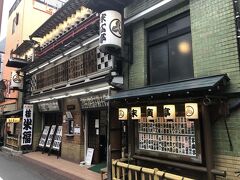 落合南長崎（大江戸線）から明治神宮に向かう途中、ランチを食べるため、百貨店もあるし何かあるだろうと、新宿三丁目で途中下車です。

少し歩くと、懐かしの末広亭に出ました。
出張の際、夜に一人で何度も楽しませてもらった場所です。
重厚で、歴史を感じますね。
周辺のビル街にあって、何か別世界の雰囲気を醸し出していました。