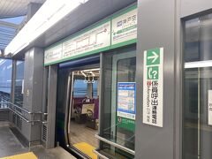 私はトイレに寄ったのですが、同じ電車で降りた人はすごい勢いでホームに移動したので、結構混んでいるかと思いました。
幸いシートはまだ空いていて、座ることができました。
1台先行のポートライナーがあったのかな？