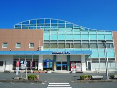 渥美半島の先端の方にやってきました。「道の駅 伊良湖クリスタルポルト」はフェリー乗り場を道の駅にした感じなのですね。