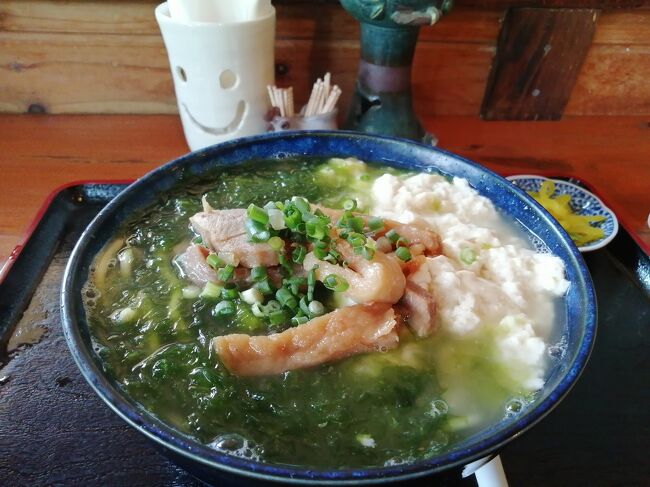 「ゆし豆腐アーサそば」880円<br />豆腐入れるとダシが薄くなっちゃう。いまいち。<br />https://4travel.jp/dm_shisetsu_tips/14438164