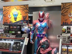 私は「仮面ライダーストア」へ。店前の像が新しいライダーの仮面ライダーリバイスにかわってました。ハロウィン限定グッズを売っていました。