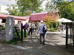 ８度目の訪問、今日の入園は午後１時。

あれ？今日はやたらと本格的カメラの方々が多いんじゃない？
なにか撮影会かな？

