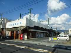 筑豊電気鉄道の筑豊直方駅が見えました、国道の手前で切れたようななぜか高架ホームです、この先延伸を計画していたのでしょうがここで終点になった感じですね