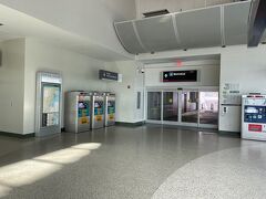 空港で昼ご飯を食べて、マイアミの市街地に向かいます。
正面がバス乗り場、右側にメトロレールという市内電車の改札があって、チケットを買おうとしたら間違って左側のTRI-RAILの券売機で買ってしまいました。

なんでここにTRI-RAILの券売機を置く？