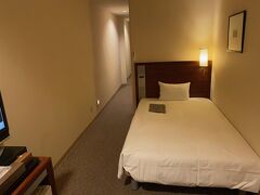 夕食の前にホテルにチェックイン。
１泊5,000円で取りました。

部屋は細長いですが、
寝るだけなので十分。