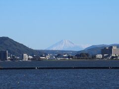 ぐるっと諏訪湖を半周します。
本当は高島城も行きたかったのですが、渋滞で時間がかかったので寄らずしまい。
ハーモ美術館横に駐車場ありました。湖畔からは富士山がよく見えて感動。