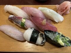 瀬浜寿司。
遅めのランチ。
お勧めの地魚にぎり。
あわび、生シラス、金目鯛があります。
美味しかったです～